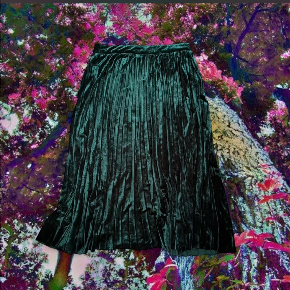 Maxi velvet pleated green skirt